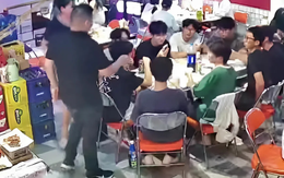 9 bạn trẻ đi ăn được người lạ bàn bên trả hộ 2,7 triệu đồng, kèm 1 lời dặn khiến cả nhóm đứng dậy cảm ơn liên tục