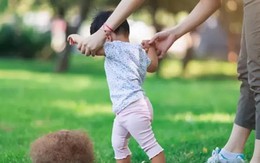 Bà nội khoe tập đi cho cháu sớm nên 10 tháng đã biết đi, nhưng lại bị bác sĩ trách thiếu kiến thức