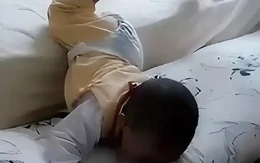 Trẻ ngã khỏi giường, đừng vội bế dậy: Hiểu về “10 giây vàng” để tránh gây tổn thương thứ phát
