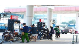 1 lít xăng ngốn 1/3 thu nhập một ngày của người Lào, 1/5 của người Campuchia, người Việt Nam thì sao?