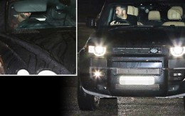 Papparazzi tóm cảnh Carrick và Bruno Fernandes ủ rũ về nhà sau thảm bại của MU