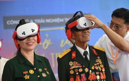 Người dân Nha Trang trải nghiệm công nghệ VR, sống lại Mùa thu Độc lập năm 1945