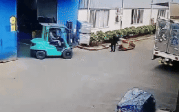 Clip: Kiện hàng bất ngờ đổ đè chết một công nhân