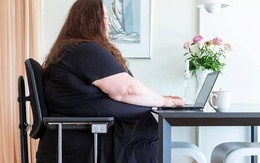Cả ngày ngồi máy tính, tối lại ôm tivi: Sức khỏe sẽ ra sao?