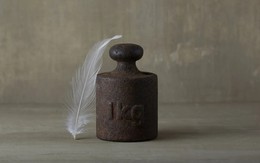 1 kg thép và 1 kg lông vũ có bằng nhau?