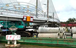 Sà lan chở cần cẩu đâm lệch cầu dây văng ở Cà Mau, khẩn cấp phong tỏa