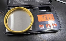 Người phụ nữ mua vòng vàng 999, 1 tháng sau mang đi bán: Thợ vừa cắt một nhát, thứ chảy ra bên trong khiến tất cả đứng hình