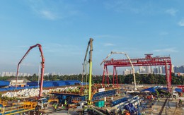 Sau 6 giờ đổ bê tông liên tục, phiến dầm khổng lồ gần 750 tấn đã thành hình: Công nghệ lần đầu áp dụng trên tuyến đường sắt 350 km/h dẫn đến siêu đô thị lấn biển của tỷ phú Phạm Nhật Vượng