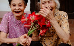 Khi cha mẹ bắt đầu "lúc nhớ lúc quên": Cả nhà vừa nói xong vẫn hỏi lại, con cháu cứ tưởng cụ "điếc" do tuổi già