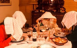 Vì sao người Pháp phải che mặt khi ăn món chim họa mi nướng?
