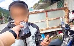 Tài xế xe máy ‘phồng mồm’ né kiểm tra nồng độ cồn ở Lào Cai