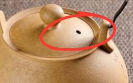 Tại sao có 1 lỗ nhỏ trên nắp ấm trà