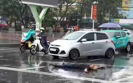 Công an xác minh, người đàn ông nằm giữa đường