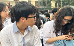 Con ôm máy tính cả tối, phụ huynh lo quá lệ thuộc AI