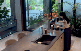 Ngôi nhà 450m2 của vợ chồng Hà Tĩnh như resort thu nhỏ: Khu vườn nhiệt đới bao quanh, cả căn nhà phủ 70% kính, góc nào cũng có view “triệu đô”