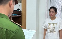 Công an chặn xe máy kiểm tra, phát hiện thứ bất thường trong khẩu trang của một phụ nữ