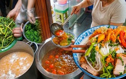 Quán canh bún cua gia truyền ở phố cổ Hà Nội, sợi bún to gấp vài lần bình thường, dùng 5 kg cua đồng cho nồi nước dùng