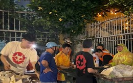 Khách du lịch để quên bao bì tiền trong quán ăn ở TP.HCM, nhân viên lập tức có hành động không ngờ