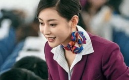 Vì sao tiếp viên hàng không thường đeo khăn lụa?