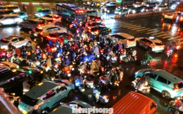 Đường phố ngập sâu, giao thông TPHCM rối loạn trong cơn mưa lớn giờ tan tầm