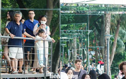 Nườm nượp khách đến Hồ Hoàn Kiếm trải nghiệm cầu dải lụa, khung gương ngày đầu mở cửa