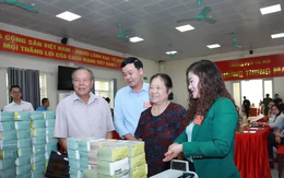 Thấy gì việc người dân nhận bao tải tiền bồi thường giải phóng mặt bằng?