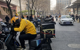 Thất nghiệp, thạc sĩ Triết học U40 đi làm shipper giao đồ ăn