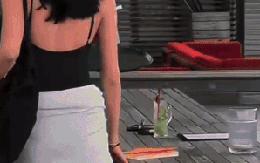 Mỹ nhân sở hữu 96 bất động sản cuốn gói khỏi showbiz, không dám ngẩng mặt nhìn đời vì gây tội lỗi động trời