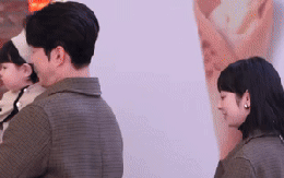 Nhóc tỳ 1 tuổi giàu nhất showbiz lần đầu dự sự kiện, visual mẹ bé gây sốc toàn cõi mạng