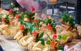 Gà luộc 1 triệu/con vẫn đổ xô mua - đây là khu chợ hot nhất Hà Nội hôm nay!