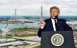 Ông Trump dọa chặn cầu nối liền với nước láng giềng, đòi 'sở hữu ít nhất một nửa tài sản'