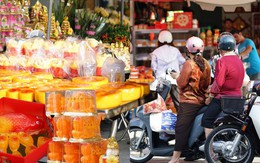 Cảnh tượng lạ lùng ngày ông Táo: Bánh trái đẹp như vàng nhưng người dân chỉ dám “mua một nửa” tại chợ người Hoa