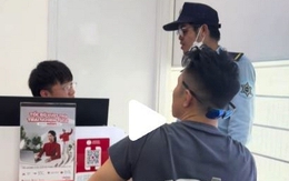 Người nước ngoài đi làm SIM thẻ, nhân viên không biết tiếng đang loay hoay thì chú bảo vệ ra phiên dịch giúp, "bắn" tiếng Trung cực MƯỢT!