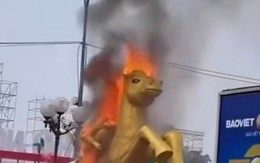 VIDEO: Linh vật ngựa bất ngờ bốc cháy tại quảng trường đông người