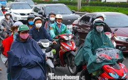 Cửa ngõ TPHCM chật kín người về quê đón Tết trong mưa trái mùa