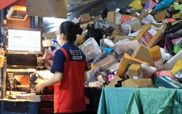 Bên trong một trung tâm giao nhận ngày giáp Tết: nhân viên 'bơi' trong biển hàng hóa, băng chuyền phân loại tự động hàng hóa tốc độ 2 mili giây