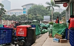 Mua sắm online bùng nổ dịp Tết, shipper quá tải