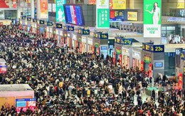 Cảnh tượng ngay lúc này ở ga tàu điện: Nhiều người không tin vào mắt mình