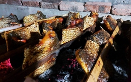 Người Hưng Yên tất bật chế biến đặc sản cá nướng Thái Xuyên phục vụ dịp Tết