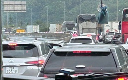 Ùn tắc kéo dài tại khu vực Đèo Cả