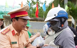 CSGT Lâm Đồng tặng lì xì, quà cho bà con trên đường về quê ăn Tết