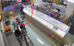 Clip kẻ cướp vàng vứt áo khoác, nhảy xuống vườn dừa trốn: Diễn biến không ngờ sau 6 giờ gây án
