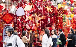 Phố Hàng Mã đỏ rực những ngày giáp Tết: Không còn cảnh chen nhau chụp ảnh, dân tình lặng lẽ sắm sửa đón xuân