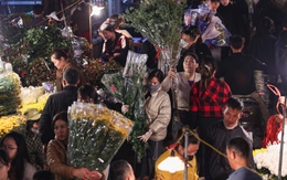 Biển người đi sắm Tết, chợ hoa lớn nhất miền Bắc tấp nập suốt đêm