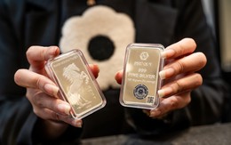 Người dân xếp hàng đông nghịt mua vàng ngày cận Tết Bính Ngọ, bạc thỏi Bạch Mã Phú Quý gây "sốt"