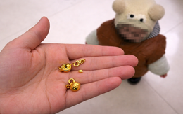 Nửa đêm nghe tiếng động lạ, mẹ hốt hoảng phát hiện con trai 1 tuổi đang nhai vàng