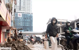 Cận cảnh đường Nguyễn Tuân lầy lội như ruộng cày trước Tết Bính Ngọ