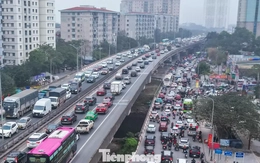 Dòng xe ùn ùn rời phố về quê nghỉ Tết, cửa ngõ Thủ đô tắc cứng
