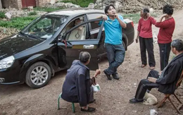 Về quê ăn Tết, vợ luôn chọn đi xe cũ, không mang quà cáp: Suýt cãi vã cho đến khi chồng phát hiện sự thật