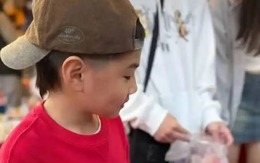 Cảnh tượng tình cờ bắt gặp tại 1 quầy bánh kẹo Tết khiến tôi ngán ngẩm: Vẫn có nhiều cha mẹ tưởng khôn lỏi là thông minh!